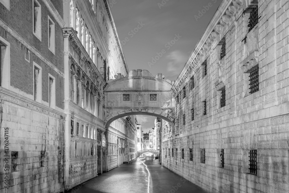 Naklejka premium View of canal and the famous Bridge of Sighs in Venice