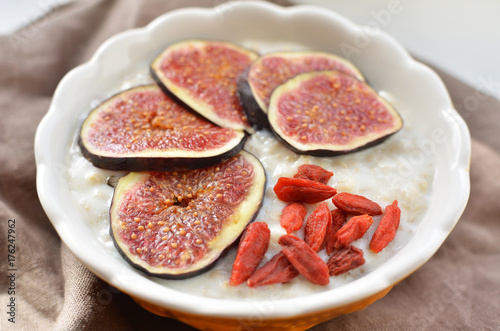 oatmeal with fresh figs and goji berry