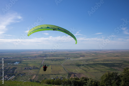 Flying paragliders