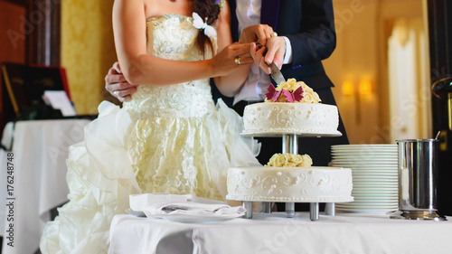 hochzeitstorte anschneiden