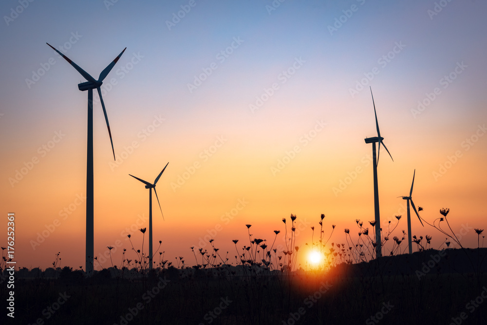 Windpark bei Sonnenuntergang