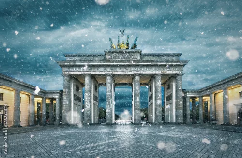 Obraz Brama Brandenburska w Berlinie w śnieżycy w zimie