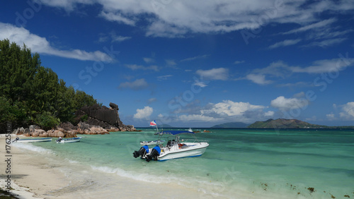 Île Curieuse, bateau, Seychelles, série  © maglsl