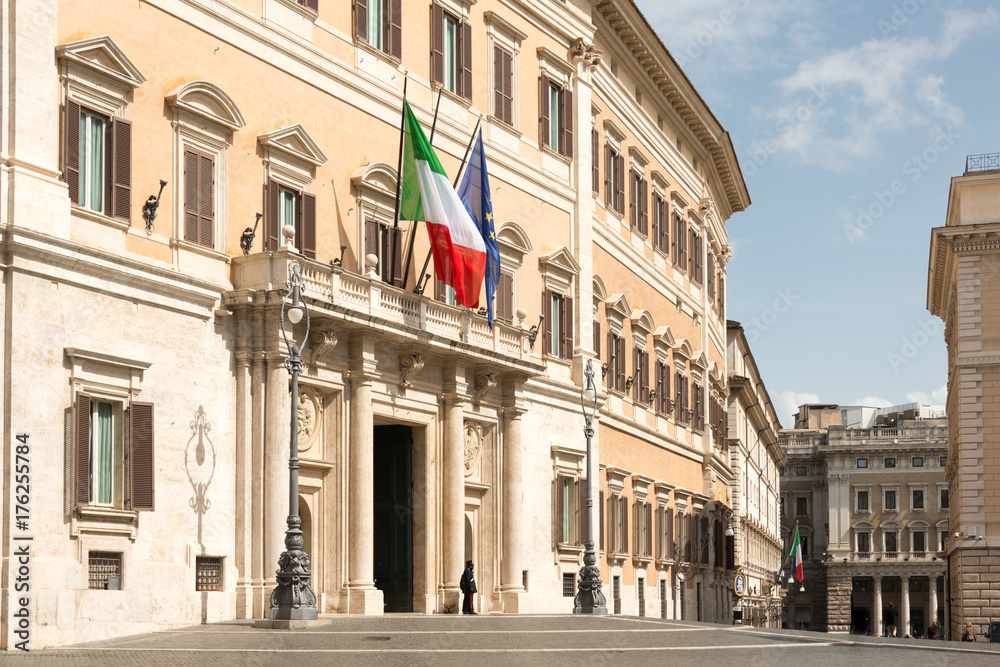 Obraz premium Wejście do włoskiego parlamentu w Rzymie