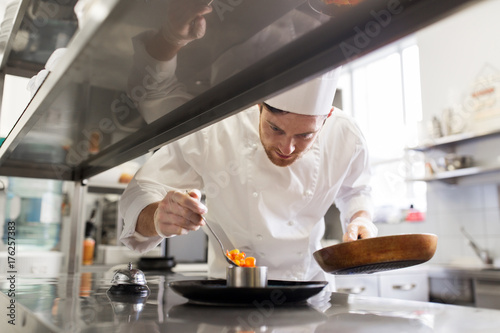 фотографія happy male chef cooking food at restaurant kitchen