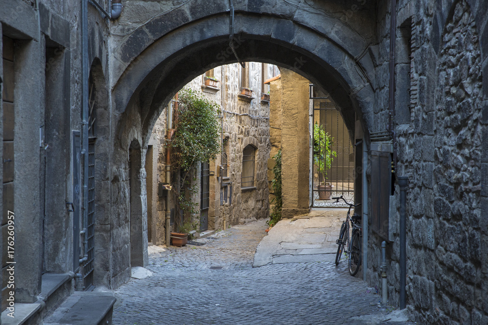 Dettaglio di un arco che unisce due palazzi in uno stretto vicolo medievale. Questa via si trova nel centro storico di Viterbo e precisamente nel quartiere San Pellegrino.