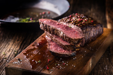 Fototapete Steakhouse Ribeye Steak Scheiben mit Gewürzen  © weyo