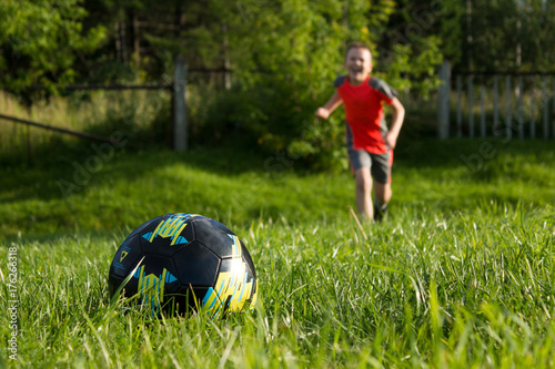 Foto The boy runs to the soccer ball