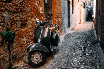 Bilder mit Rahmen Roller Roller in griechischer Inselgasse  © Maksim