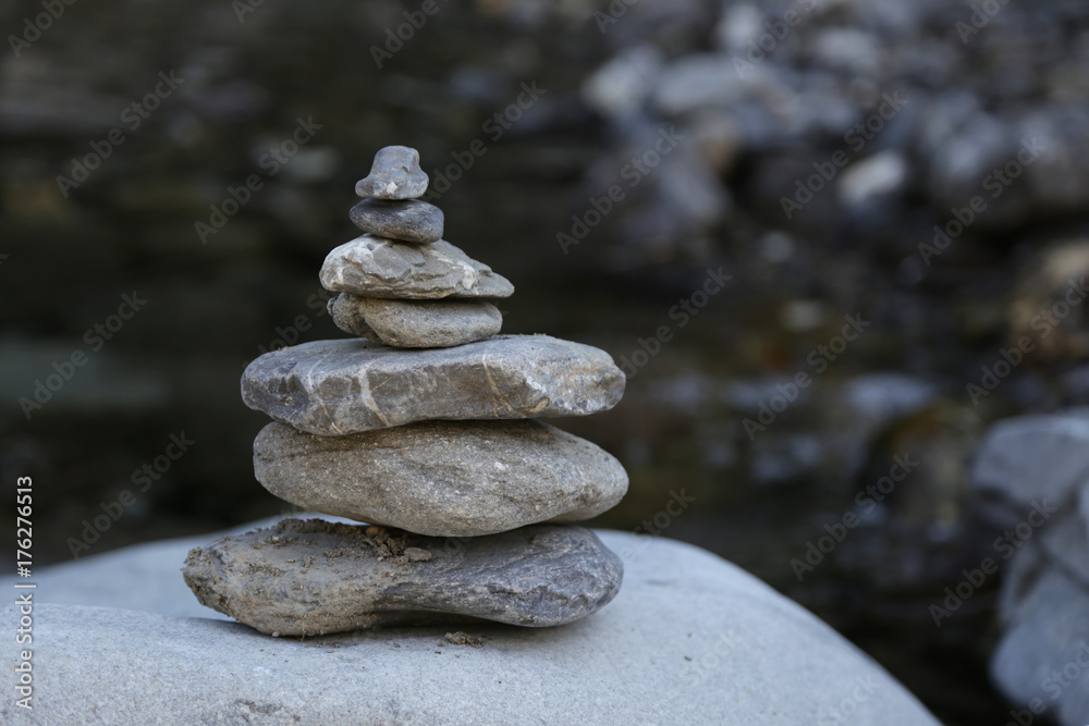 pyramide aus steinen an einen bach pyramide aus steinen an einen bach