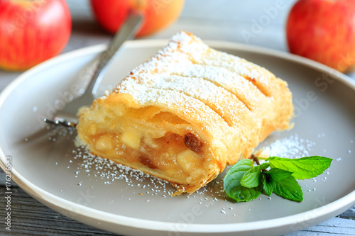 Bild auf Leinwand warmer Apfelstrudel mit Puderzucker