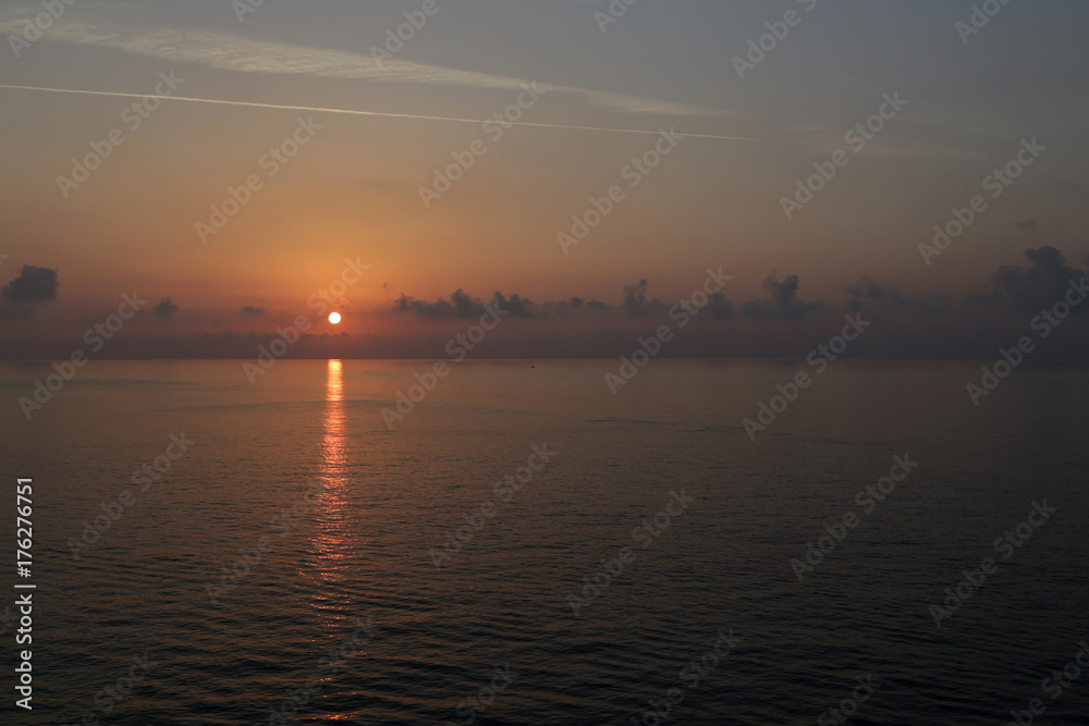 sonnenuntergang im mittelmeer