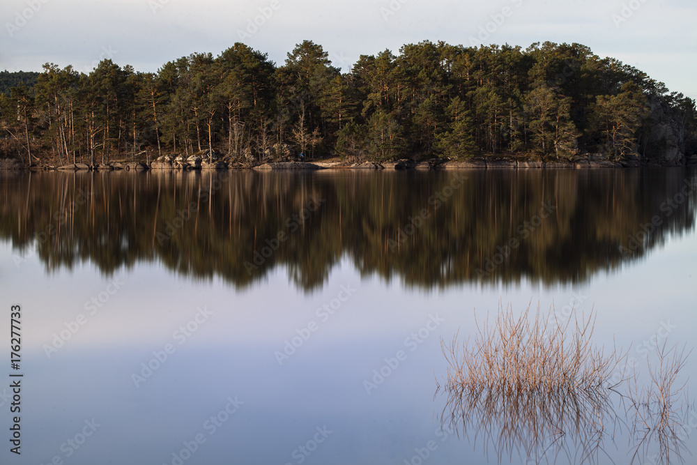 Obraz premium reflejo en ele lago