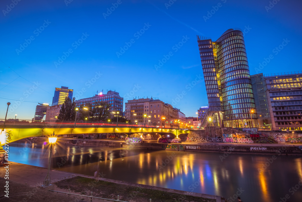 Fototapeta premium Schwedenplatz am einem Sommer-Abend, Wien