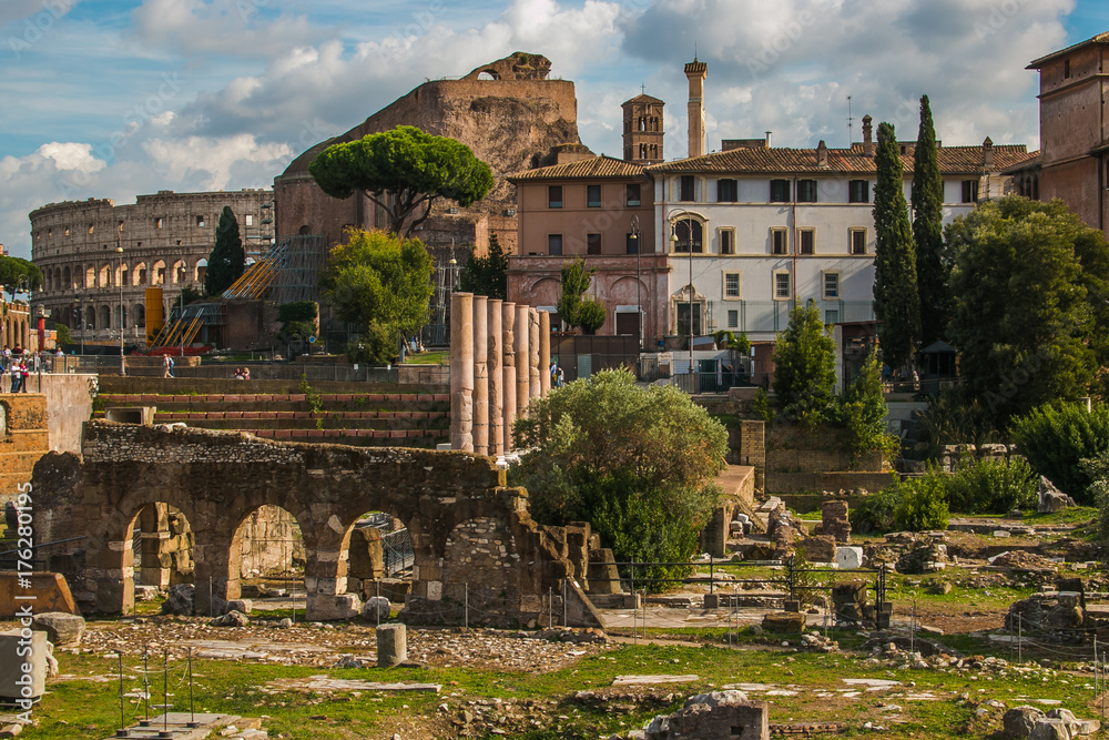 Resti archeologici dei Fori imperiali e colosseo a Roma