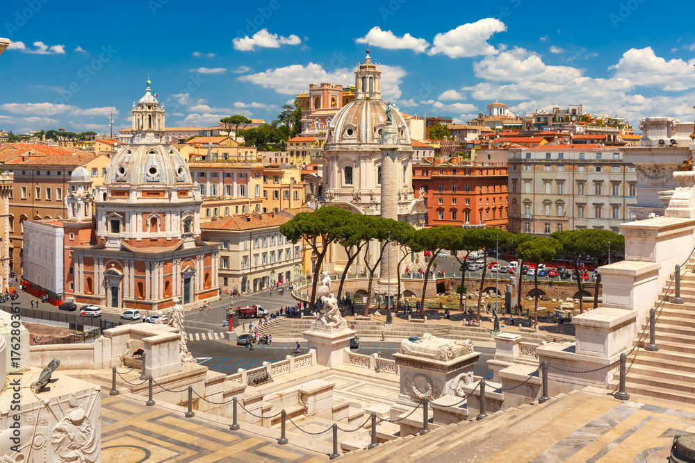 Fototapeta premium Piazza Venezia, starożytne ruiny Forum Trajana, kolumna Trajana i kościoły Santa Maria di Loreto i Najświętsze Imię Maryi widziane z Ołtarza Ojczyzny w Rzymie, Włochy