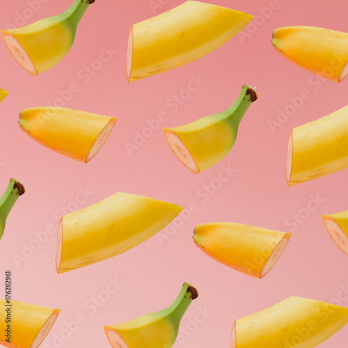 Fototapeta Bananowy plasterka wzór na pastelowym różowym tle. Minimalna koncepcja owoców.