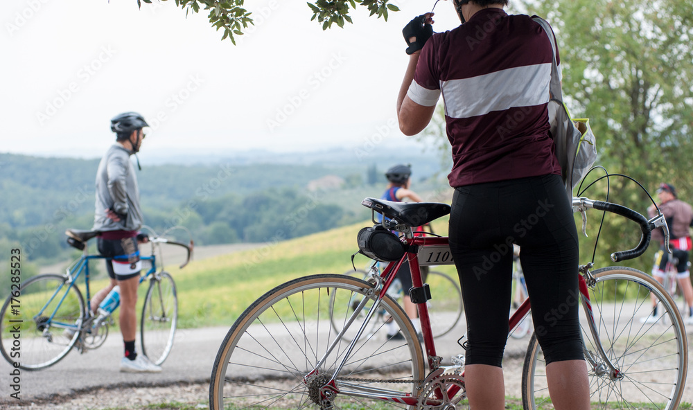Obraz premium bikers takes a break on the roadside