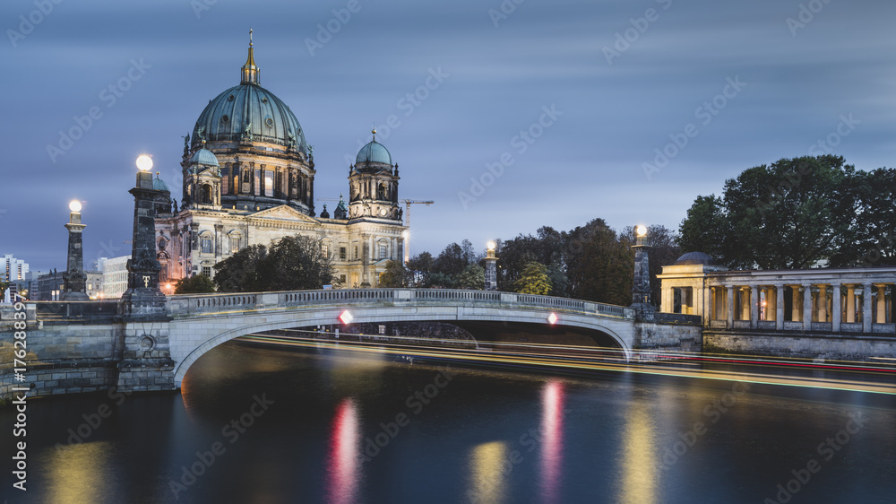 Fototapeta premium Berliner Dom mit Schiffsverkehr am Abend