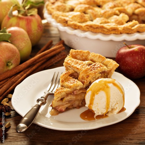 Foto Piece of an apple pie with ice cream on a plate