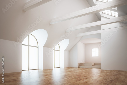 Stanza vuota luminosa con finestre e parquet, attico o loft photo