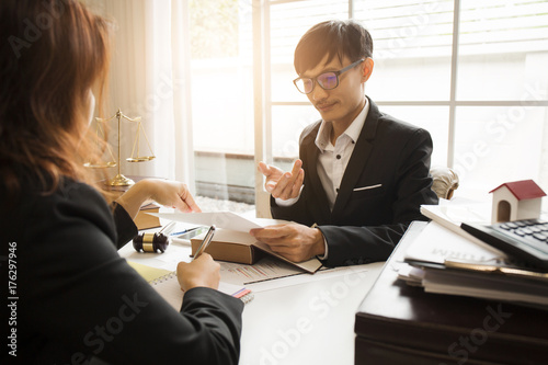 фотографія Consultation between attorney and employer about the tax laws for buying houses and residences in private areas to pay taxes economically to the government in accordance with the national law