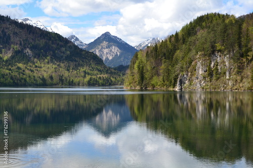 Fototapeta Naklejka Na Ścianę i Meble -  mountains reflecting beautifully in calm lake