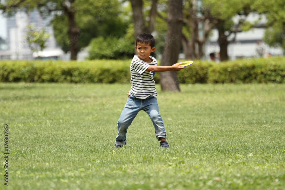 フリスビーをする小学生(1年生) フリスビーをする小学生(1年生)