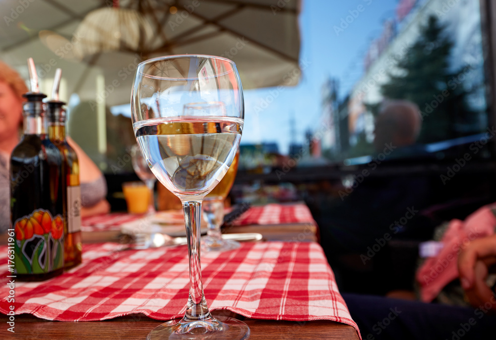 Obraz premium Pure drinking water glass at summer terrace cafe.