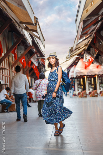 Canvas Print Young girl tourist walking in the old souvenir market in Istanbul, Turkey