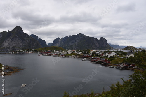 Norwegen, Norge, Lofoten, Reine, Bucht, Hafen, Straße, Boot, Schiff, Siedlung, Rorbu, Holzhaus, Zentrum, Tradition, Moskenes, fischen, Fischerei, Fischfang, Industrie photo