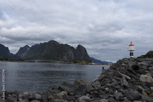 Norwegen, Norge, Lofoten, Reine, Bucht, Leuchtturm, Fyr, Hafen, Turm, Befeuerung, Fahrwasser, Sicher, Schifffahrt, Verkehr, Licht, leuchten photo