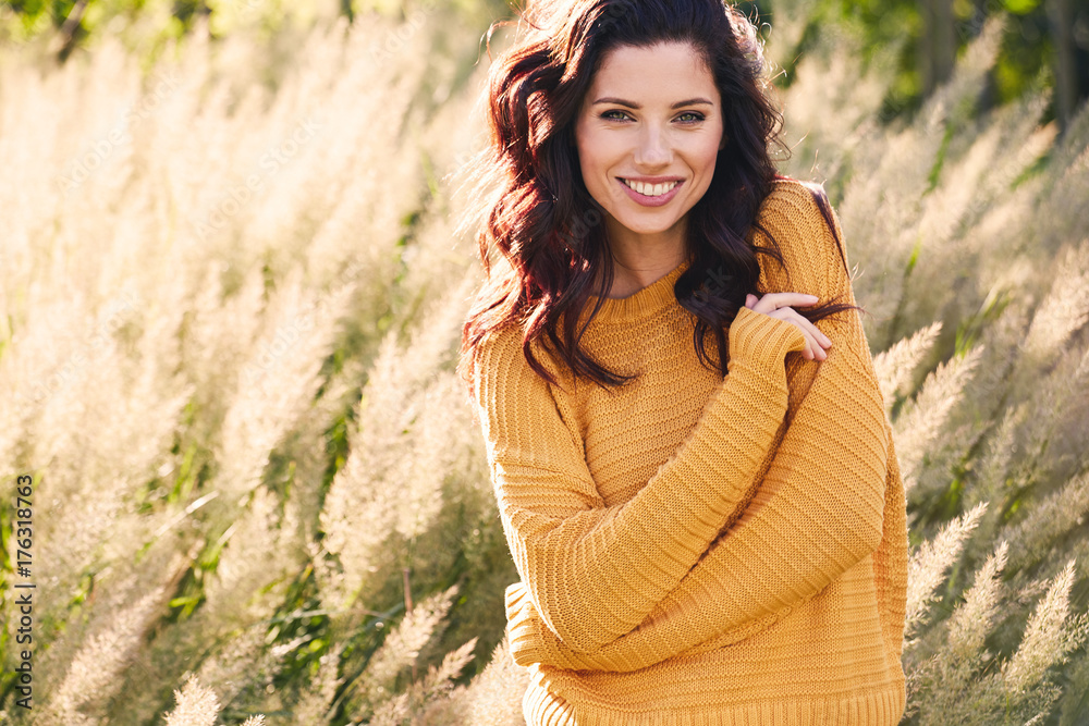 Naklejka premium portret pięknej kobiety w jesienny żółty sweter.
