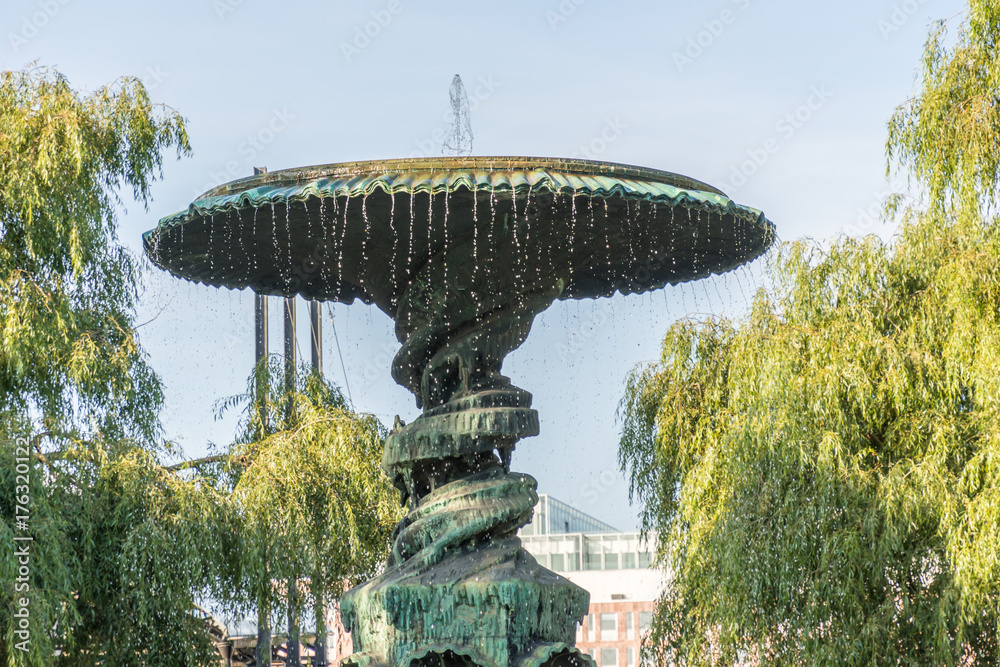Fotografie Molins vackra fontän i  Kungsträdgården en fin sommardag