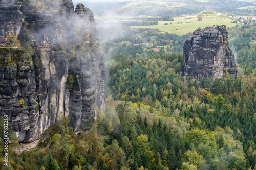 Fototapeta Naklejka Na Ścianę i Meble -  Herbst im Elbsandsteingebirge Region Bad Schandau Schrammsteine