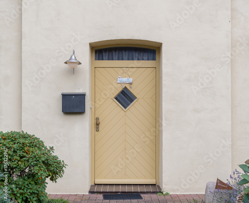 Haustür aus Holz eines Hauses © GM Photography
