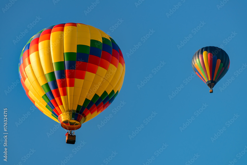 Naklejka premium Colorful hot air balloons against blue sky