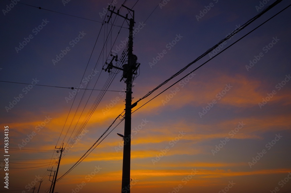 夕暮れ空と送電線