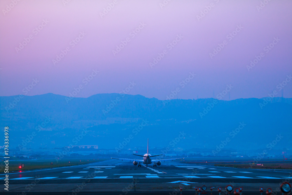 Obraz premium 飛行機 滑走路