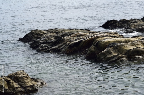 三浦半島 横須賀市荒崎 岩礁に打ち付ける波