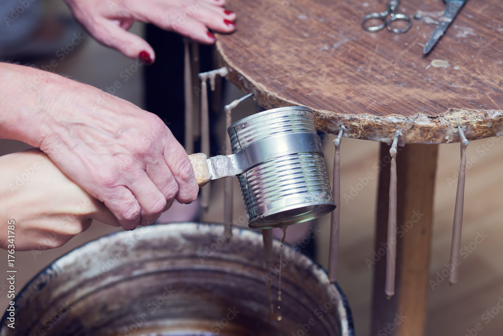 Obraz premium Antique way of making candles