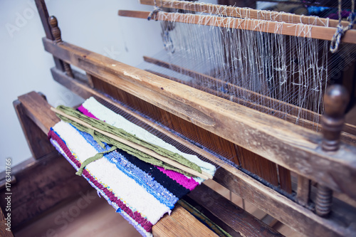 loom with thread