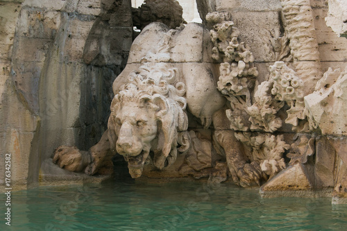Scultura di un leone nella fontana dei quattro fiumi a Piazza Navona, Roma © Buffy1982