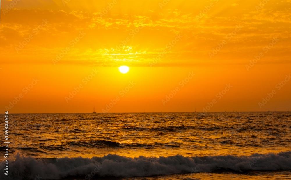 Fototapeta premium sunset in santorini greece