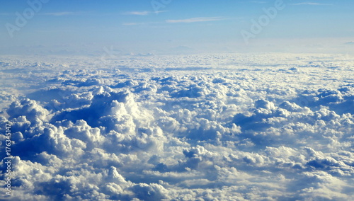 Фотография Luftaufnahme über dicken, weißen Wolken