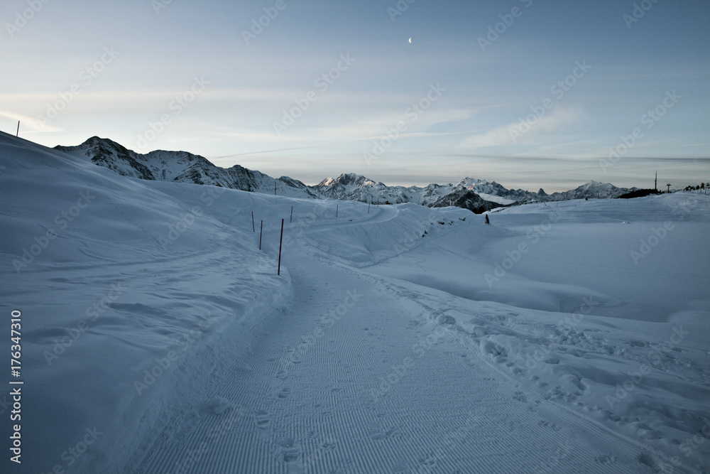 Winterlich verschneite Landschaft in den Alpen Winterlich verschneite Landschaft in den Alpen