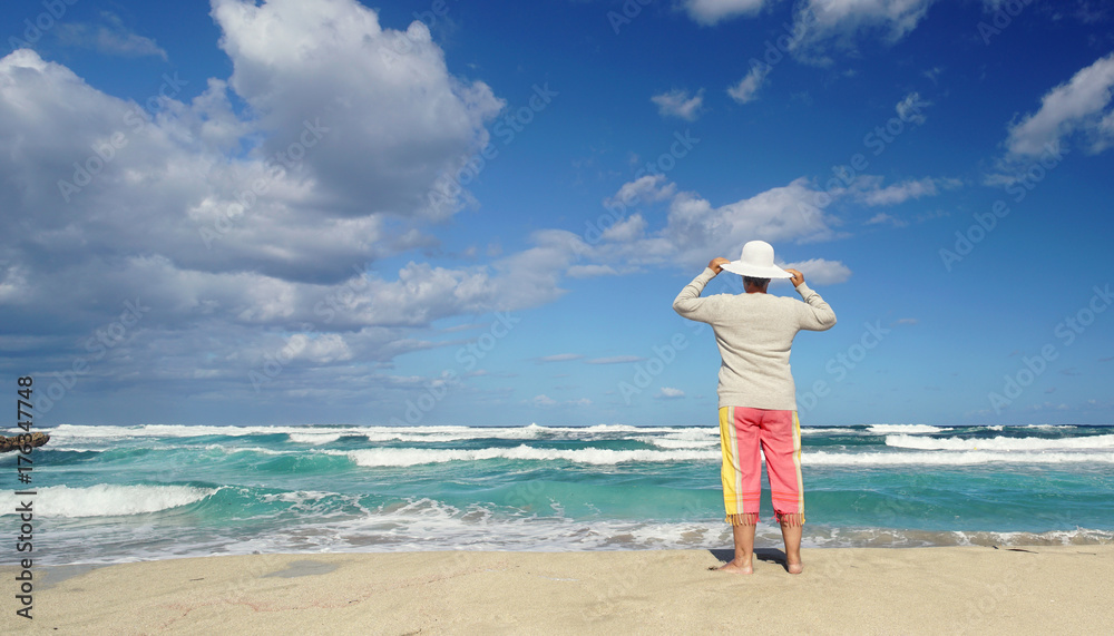 glückliche Frau am Meer