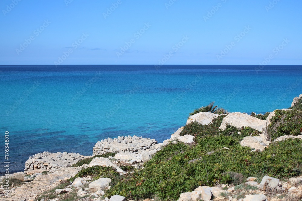 Felsen im türkisen Meer auf Mallorca 