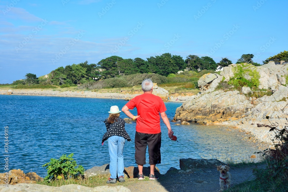 Promenade en famille sur le sentier côtier en Bretagne à Plougrescant Promenade en famille sur le sentier côtier en Bretagne à Plougrescant