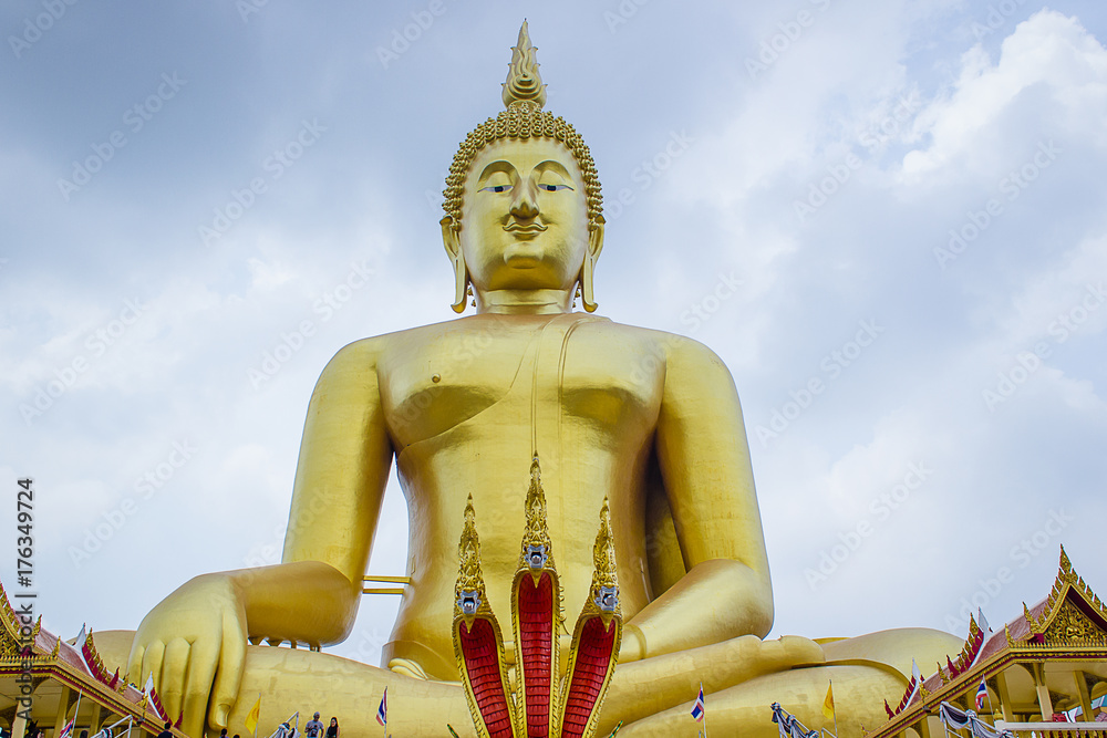 Obraz premium The big golden Buddha statue in Muang temple, Ang Thong, Thailand.